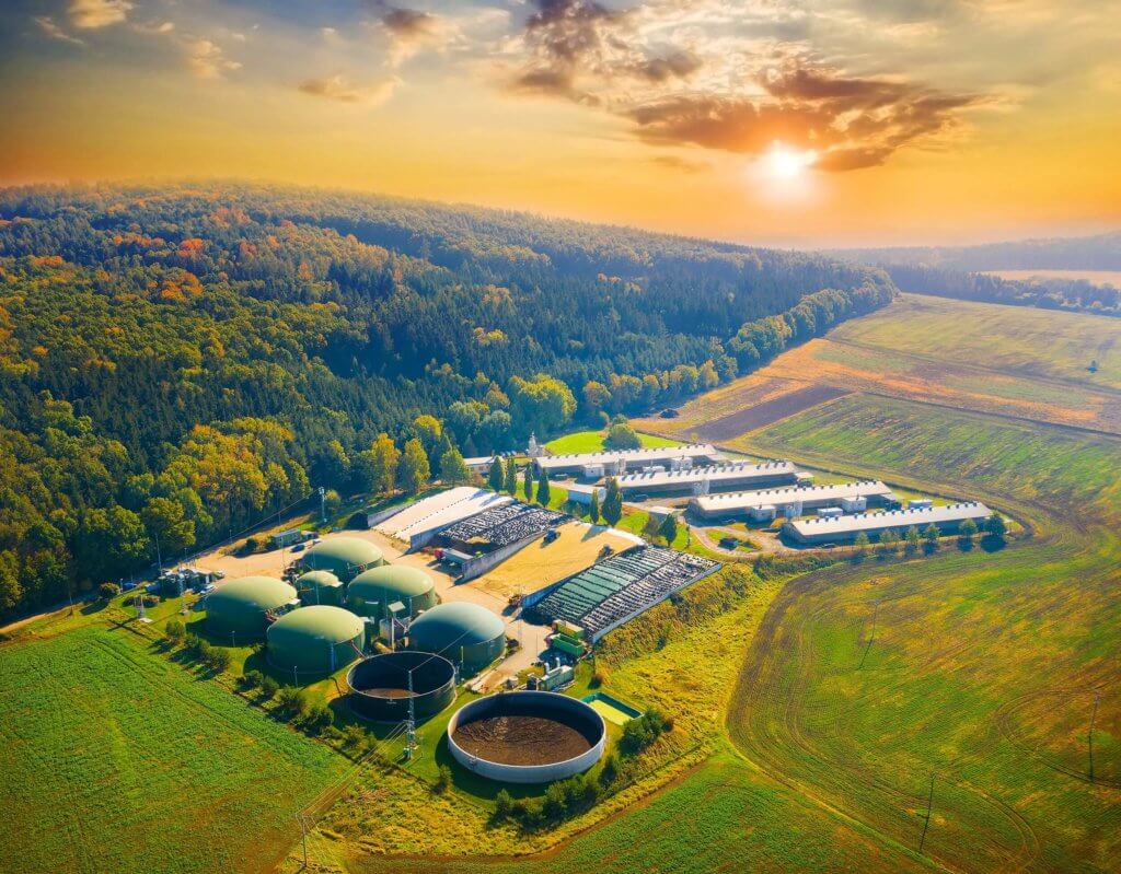 Imagem aérea de fazenda de biogás e biomassa na República Tcheca.